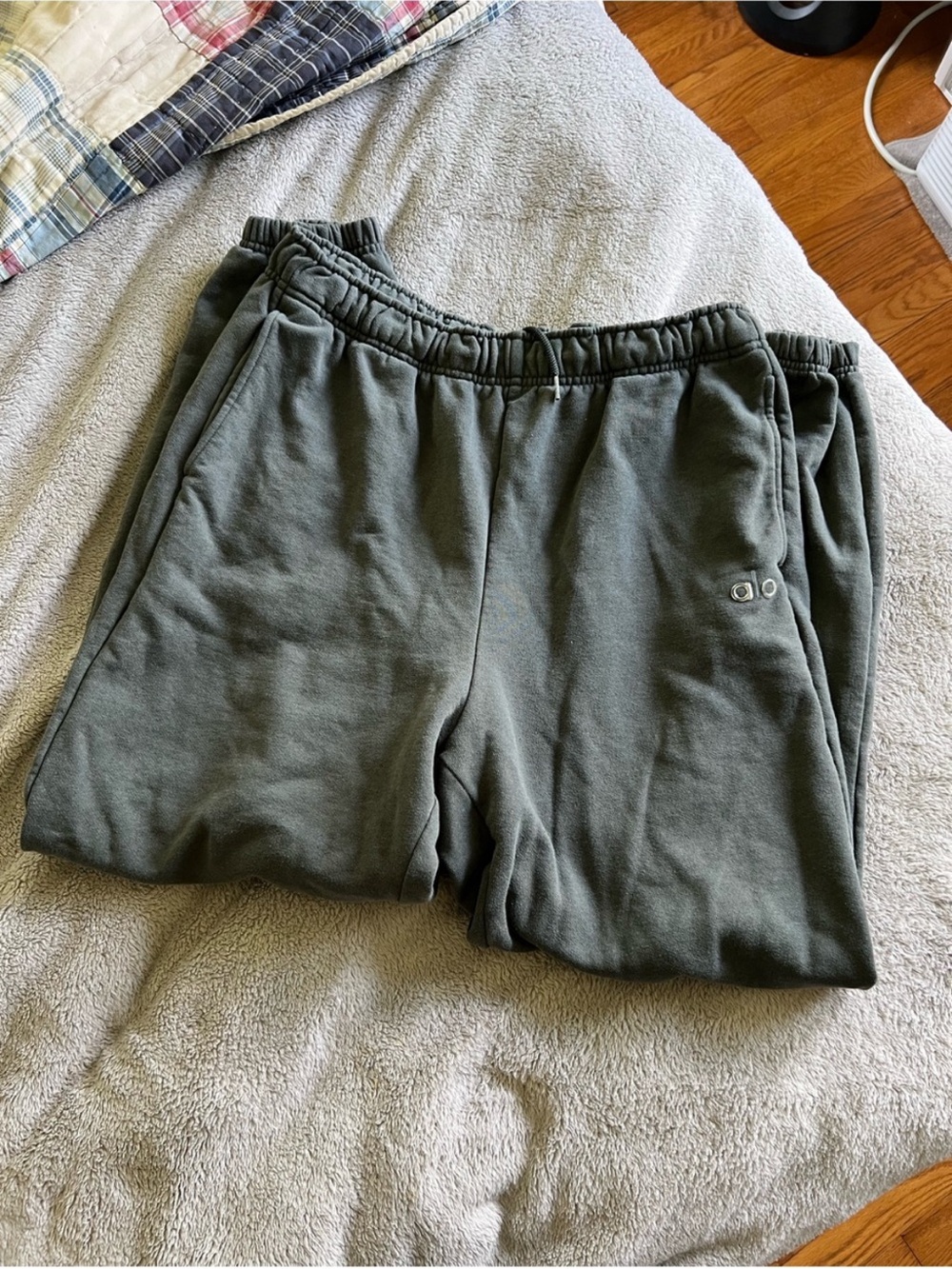 Alo Yoga Women’s Charcoal Green Accolade sweatpants large - Picture 3 of 7
